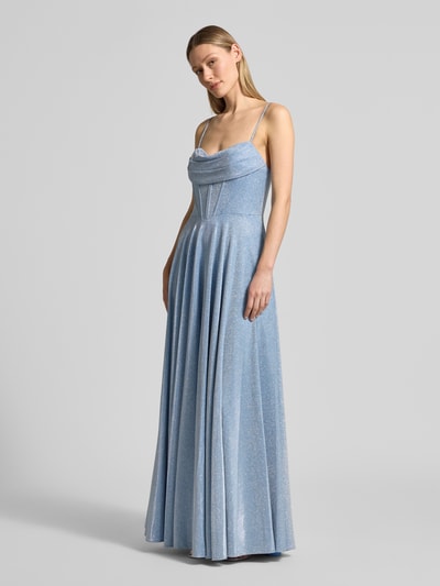 Frauenmodel trägt Abendkleid mit Wasserfall-Ausschnitt und Spaghettiträgern von Hey Kyla, taillierter Schnitt, Maxikleid, Ganzkörperansicht von vorne.
