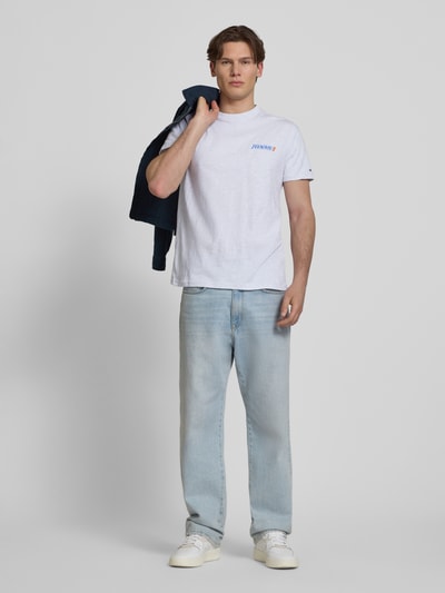 Männermodel trägt Regular Fit T-Shirt aus reiner Baumwolle von Tommy Jeans, Optik: Unifarben, Passform: Regular-Fit, Label-Print, Rundhals, Ärmelform: Kurzarm, Materialverarbeitung: Jersey, Material: reine Baumwolle, Ganzkörperansicht von vorne.