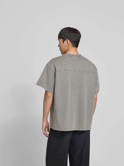 Männermodel trägt Relaxed Fit T-Shirt mit Logo-Stitching von WON HUNDRED, reine Baumwolle, graue Farbe, Rückenansicht, Ganzkörperansicht Rückansicht.