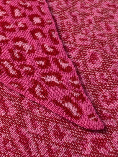 Produktfoto, Schal aus Schurwoll-Mix mit Viskose-Anteil von UNIO HAMBURG, pink-rot Animal-Print, dreieckige Passform, Strick-Optik