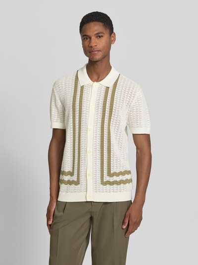 Männermodel trägt Regular Fit Strick-Poloshirt Modell 'HOLLA' von Casual Friday aus Reine Baumwolle, durchgehende Knopfleiste, Ganzkörperansicht von vorne.