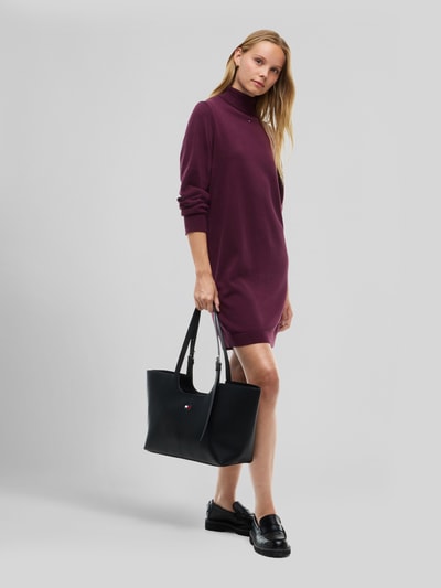 Frauenmodel trägt 'Figurumspielendes Strickkleid aus reiner Baumwolle' von TOMMY JEANS, jednokolorowy, imitacja dzianiny, wyhaftowane logo, krój podkreślający figurę, długość do kolan, dekolt wysokie zapięcie, długi rękaw, wykończenie materiału: dzianina, materiał: bawełna, Ganzkörperansicht von vorne