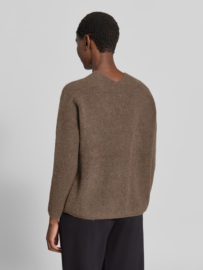 Frauenmodel trägt Strickpullover aus Woll-Mix mit V-Ausschnitt Modell 'THORA' von MOS MOSH in Braun, lockere Textur, Ganzkörperansicht Rückansicht. Damen Strickpullover Woll-Mix mit Alpaka-Anteil, Regular Fit, Rückenlänge Größe S 82 cm, Ärmellänge 46 cm.