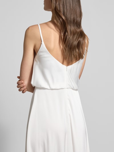 Frauenmodel trägt Abendkleid aus Satin mit Spaghettiträgern von Hey Kyla, Taillierte Passform, Nahtreißverschluss, Rückenlänge 124 cm, Brustweite 34 cm, Ganzkörperansicht Rückansicht.