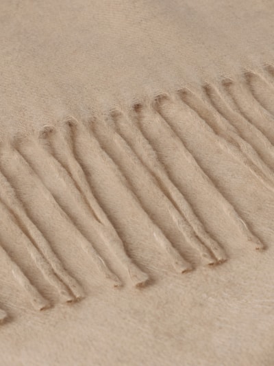 Produktfoto, Schal mit Fransen Modell 'Cashmink' von FRAAS, beige Strick-Optik, rechteckiges Design, weiche Textur, Detailaufnahme.
