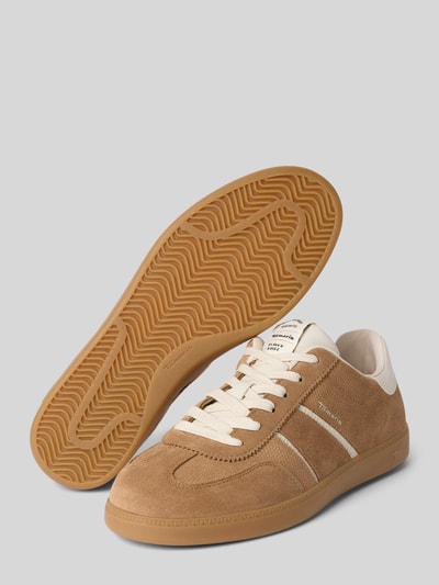 Produktfoto, Low Top Sneaker aus reinem Rindsvelours von Tamaris w kolorze beżowym, gładka powierzchnia, dwutonowa, okrągły nosek, płaska podeszwa, tłoczone logo, sznurowane, podeszwa strukturalna, wykonane z naturalnego zamszu.
