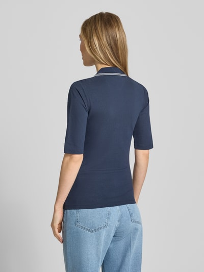 Frauenmodel trägt Slim Fit Poloshirt aus Lyocell-Mix von Tommy Hilfiger, Optik: Unifarben, Kontraststreifen, Materialverarbeitung: Piqué, Ganzkörperansicht Rückansicht