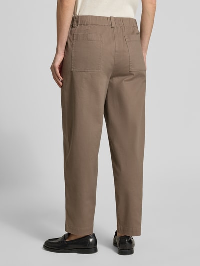 Frauenmodel trägt Barrel Fit Hose aus Baumwoll-Mix von Marc O'Polo, Optik: Unifarben, Passform: Barrel Fit, Materialverarbeitung: Twill, Ganzkörperansicht Rückansicht.