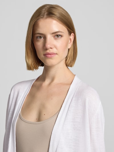 Modelka kobieca nosi Regular Fit Bolero aus reiner Baumwolle von s.Oliver RED LABEL w kolorze białym, tekstura lekko prześwitująca, zbliżenie na górną część ciała