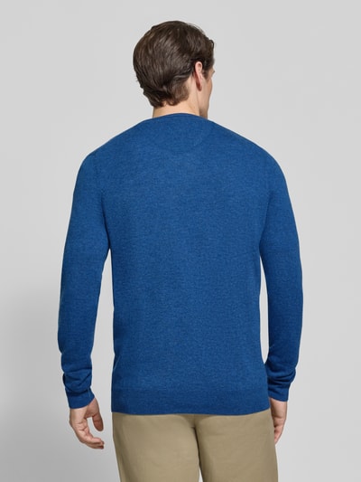 Männermodel trägt Regular Fit Strickpullover aus Baumwoll-Mix mit Kaschmir-Anteil von Fynch-Hatton in Blau, Rückenansicht, Herren Strickpullover, V-Ausschnitt, elastische Abschlüsse, Rückenlänge 67 cm, Ärmellänge 68 cm.