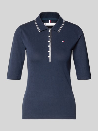 Produktfoto, Slim Fit Poloshirt aus Lyocell-Mix von Tommy Hilfiger in Unifarben mit Logo-Stitching, Kontraststreifen, kurze Knopfleiste, 1/2-Arm, Piqué, Materialverarbeitung: Lyocell-Mix