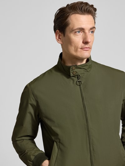 Männermodel trägt Regular Fit Blouson met opstaande kraag model 'Royston' van Barbour, uni, labeltekst, ritszakken, frontale close-up.