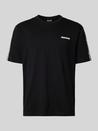 Produktfoto, Regular Fit T-Shirt mit Logo-Patch von EA7 Emporio Armani aus bawełna, okrągły dekolt, długość tyłu w rozmiarze M: 52 cm, męski t-shirt, czarny, prosty krój, gładka tekstura