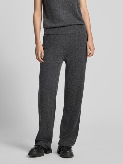 Frauenmodel trägt Hose aus Lanawoll-Mix mit Kaschmir-Anteil Modell 'LOTTIMO' von MM by Max Mara, dunkelgrau, elastischer Bund, Straight Fit, Nahaufnahme Oberkörper, Damen Hose, Bundweite S 36 cm, Innenbeinlänge S 76 cm.