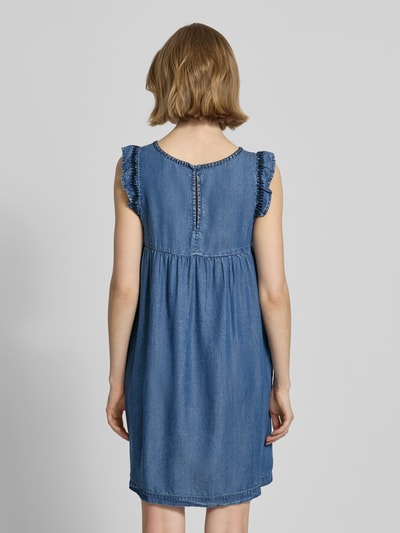 Vrouwenmodel draagt Tailliertes Jeanskleid aus Lyocell Modell 'CINDY' van Pepe Jeans in blauwe denimlook met motiefstiksel, mini-lengte, recht zoom, korte kapmouw, zijzakken, ronde hals en knoopsluiting, detailopname van achteraan.