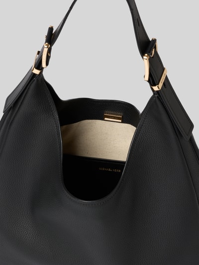 Produktfoto, schwarze Handtasche mit Label-Detail Modell 'NOLITA' von MICHAEL Michael Kors, grobe Lederstruktur, goldene Details, Hauptfach mit Magnetverschluss, sichtbares Innenfutter, Tragehenkel sichtbar, neutrale Hintergrundfarbe, Kontext: Maße 37x32x8 cm, Schulterriemen 52 cm