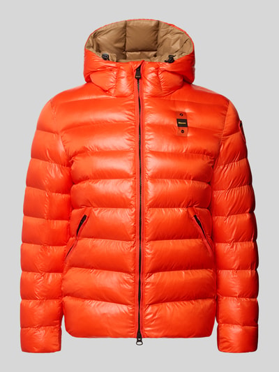 Produktfoto, Steppjacke mit Zweiwege-Reißverschluss Modell 'ADAMS' von Blauer USA in Orange, glänzende Oberfläche, sichtbare Nähte, Regular Fit, Kapuze mit Tunnelzug, Label-Details, klare Konturen vor grauem Hintergrund
