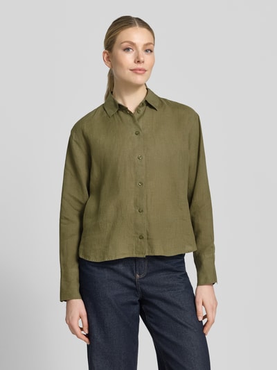 Frauenmodel trägt Regular Fit Hemdbluse aus reinen Leinen von Christian Berg Woman Selection in Olivgrün, Knopfleiste, Langarm, Ganzkörperansicht von vorne.