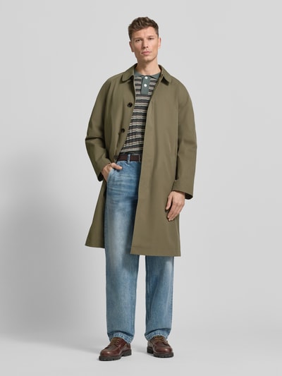 Männermodel trägt Mantel mit Kentkragen von MCNEAL in Oliv, lockerer Schnitt, verdeckter Reißverschluss, Eingrifftaschen, Ganzkörperansicht von vorne. Rückenlänge bei Größe M: 103 cm, Schulterbreite: 47 cm, Brustweite: 58 cm, Ärmellänge: 70 cm.