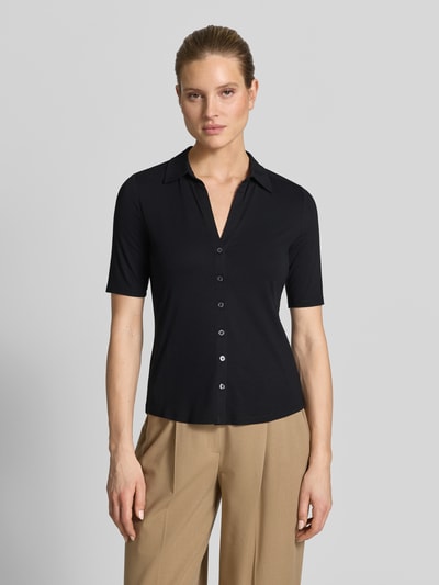 Frauenmodel trägt Regular Fit 3/4-Shirt aus Viskose-Mix von Marc O'Polo in Schwarz, unifarben, Label Patch, Nahaufnahme Oberkörper.