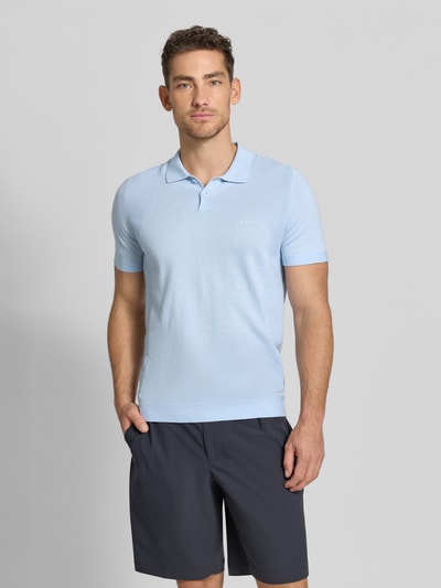 Männermodel trägt Poloshirt mit Logo Detail von BOSS Green in Optik: Unifarben, Passform: Regular-Fit, Bodymapping-Struktur, Ganzkörperansicht von vorne.