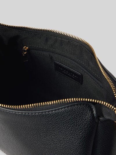 Produktfoto, czarna teksturowana Handtasche mit Label-Detail Modell 'MELOY' von Seidenfelt, z główną komorą na zamek, szerokość w rozmiarze 1: 29 cm, długość 18 cm, głębokość 13 cm, długość paska na ramię 63 cm