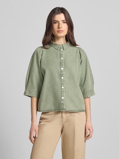 Vrouwenmodel draagt Regular Fit overhemdblouse uit viscosemix model 'Bono' van LOLLYS LAUNDRY, denimlook, halflange mouwen, overhemdkraag, knoopsluiting, mix van katoen en viscose, kleur lichtgroen, maat S, vooraanzicht van het hele lichaam.