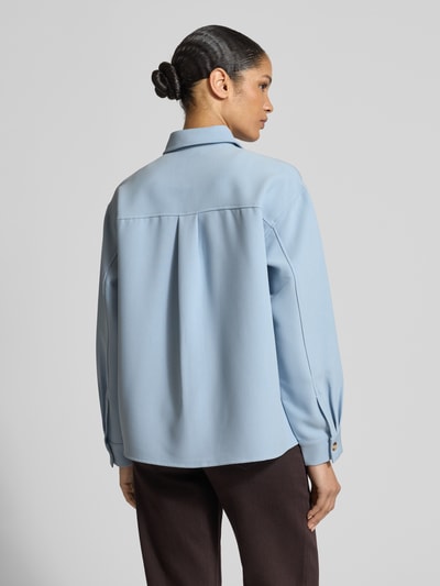 Frauenmodel trägt Relaxed Fit Bluse mit Brusttaschen von Jake*s Collection in Hellblau, Material-Mix, Rückansicht Ganzkörperansicht.
