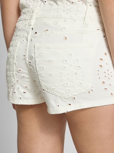 Frauenmodel trägt Straight Fit Shorts mit floralem Loch-Stitching von Gina Tricot aus Reine Baumwolle, 5-Pocket-Design, Nahaufnahme Rückansicht.
