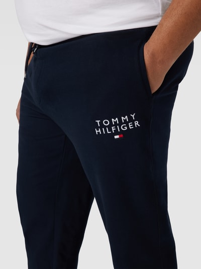 Tommy Hilfiger Big & Tall Spodnie dresowe PLUS SIZE z detalem z logo Granatowy 3