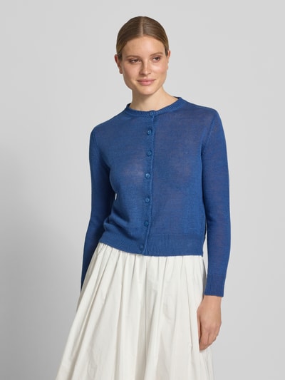 Kobiece modelka nosi Regular Fit Strickjacke aus reinem Leinen Modell 'BADIA' od Weekend Max Mara, kolor niebieski, dzianina, okrągły dekolt, prążkowane zakończenia, długi rękaw, listwa guzikowa, efekt: jednolity kolor, materiał: len, widok całej sylwetki z przodu.