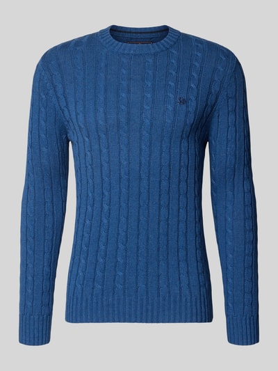 Produktfoto, Strickpullover mit Zopfmuster und Rundhalsausschnitt von Superdry aus reiner Baumwolle, Slim Fit, Farbe Blau, dezente Struktur.