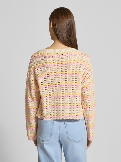 Frauenmodel trägt Regular Fit Strickpullover aus Baumwoll-Mix Modell 'ASA' von ONLY, mehrfarbig, gestreift, Lochstrickmuster, Cropped, Muschelsaum, Ganzkörperansicht Rückansicht.