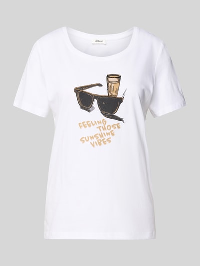 Frauenmodel trägt Regular Fit T-Shirt aus reiner Baumwolle von s.Oliver RED LABEL, Optik: Unifarben, Motiv-Print, Zierperlen, Rundhals, Kurzarm, Ganzkörperansicht von vorne.