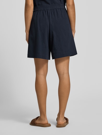 Frauenmodel trägt Regular Fit Bermudas mit elastischem Bund Modell 'CISSIE' von Soyaconcept in Dunkelblau, reine Baumwolle, Ganzkörperansicht Rückansicht.