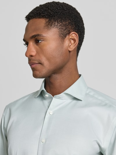 Männermodel trägt Regular Fit Businesshemd aus reiner Baumwolle Modell 'JOE' von BOSS, Optik: Unifarben, Nahaufnahme Oberkörper.