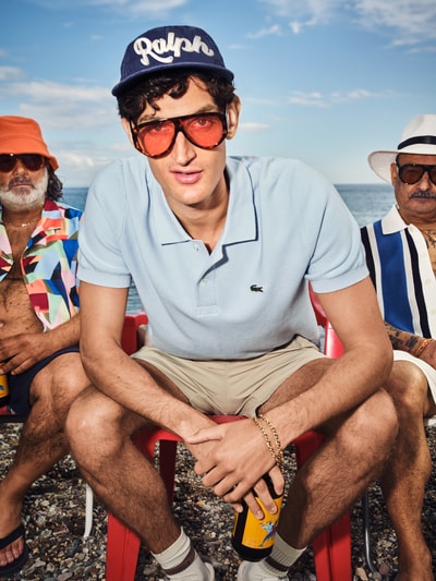 Männermodel trägt Regular Fit Poloshirt aus reiner katoen van Lacoste in look: effen, met polokraag en logostitching, korte mouw, rompzoom en mouwboorden geribd, materiaalverwerking: dwarsgebreid, geheel van katoen, Ganzkörperansicht von vorne