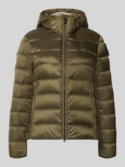 Produktfoto, Jacke in Stepp-Optik mit Logo-Detail Modell 'Charme' von Blauer USA, olivgrün, glänzende Oberfläche, mit Kapuze und Zweiwege-Reißverschluss, taillierte Damenpassform, sichtbare Steppnähte, Kontext: Rückenlänge 62 cm, Schulterbreite 44 cm, Brustweite 43 cm, Ärmellänge 62 cm.