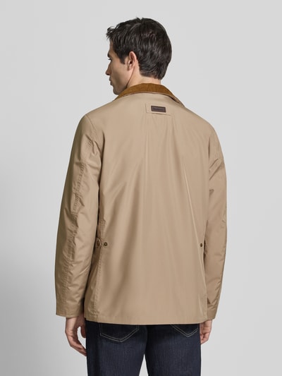 Männermodel trägt Regular Fit Hemdjacke mit Stehkragen von Barbour in effen kleuren, lange mouw, labelpatch, klepzakken, tweewegritssluiting, geruit motief binnenkant, labelopschrift, Ganzkörperansicht Rückansicht.