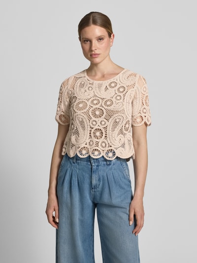 Frauenmodel trägt Strickshirt mit Rundhalsausschnitt von Betty Barclay aus Baumwoll-Mix mit Stretch-Anteil, Häkelspitze, Regular-Fit, Ganzkörperansicht von vorne.