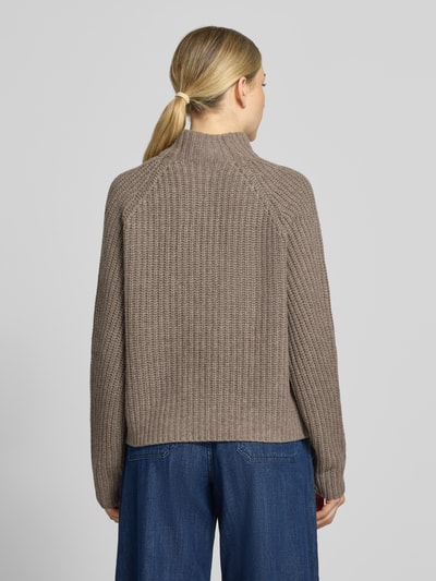 Vrouwenmodel draagt Strickpullover aus Kaschmir-Baumwoll-Mix Modell 'LONA' van 0039 Italy, regular fit, beige, structuur gebreid, ganzenslichaamsaanzicht achterkant, dames strickpullover, kasjmier-katoenmix, opstaande kraag, ruglengte maat 36: 60 cm, mouwlengte maat 36: 78 cm.