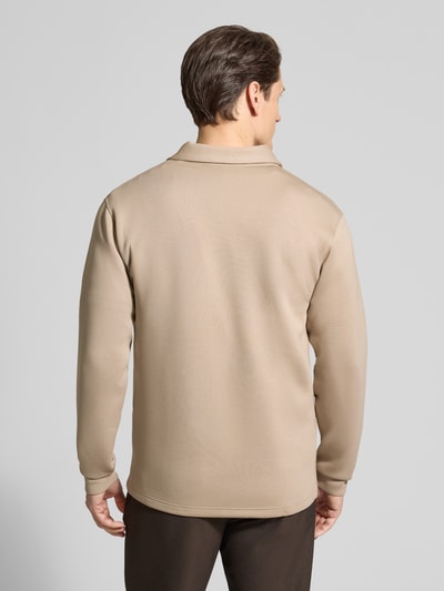 Männermodel trägt Regular Fit Poloshirt aus Viskose-Mix Modell 'EMANUEL' von SELECTED HOMME, unifarben, Ganzkörperansicht Rückansicht.