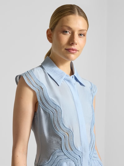 Frauenmodel trägt Hemdblusenkleid aus Modal-Mix mit Spitze Modell 'COLE' von Copenhagen Muse in Hellblau, Nahaufnahme Oberkörper.