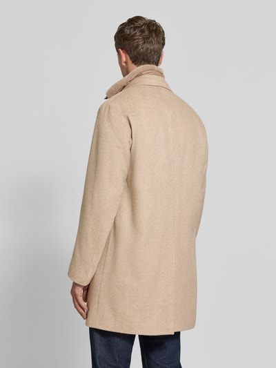 Männermodel trägt Regular Fit Mantel aus Woll-Mix Modell 'Morris' von JOOP! COLLECTION in Beige, glatte Textur, Ganzkörperansicht Rückansicht.