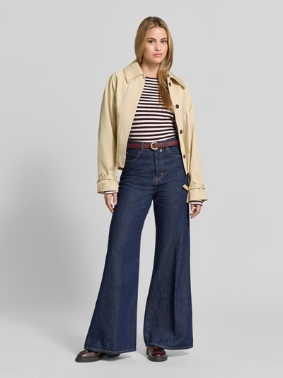 Frauenmodel trägt Regular Fit Langarmshirt aus reiner Baumwolle von Marc O'Polo in Dunkelrot-Weiß gestreift, blaue Jeans, Ganzkörperansicht von vorne, Damen Langarmshirt von Marc O'Polo.