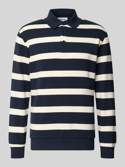 Produktfoto, Regular Fit Poloshirt von Lindbergh aus Material-Mix mit Baumwoll-Anteil, Querstreifen in Dunkelblau und Creme, elastische Abschlüsse, Polokragen mit Knopfleiste, Rückenlänge bei Größe M 74 cm.