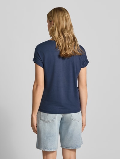 Männermodel trägt Regular Fit T-Shirt aus Viskose-Mix Modell 'MOSTER' von Only in Dunkelblau, Damen T-Shirt, Ganzkörperansicht Rückansicht