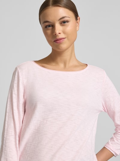 Modelka nosi Regular Fit 3/4-Shirt aus reiner Baumwolle von s.Oliver RED LABEL, kolor melanżowy, U-boot wycięcie, krój regular fit, 3/4 rękawy z rolowanym brzegiem, materiał czysta bawełna, zbliżenie górnej części ciała.