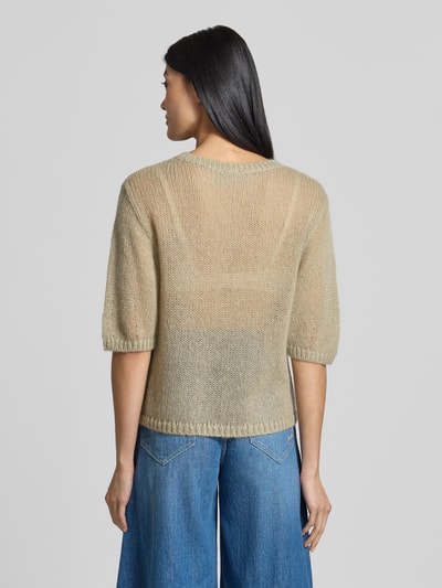Frauenmodel trägt Regular Fit Pullover aus Schurwoll-Modal-Mix Modell 'C_Farezza' von BOSS Orange in Beige, lockere Strickstruktur, Ganzkörperansicht Rückansicht.