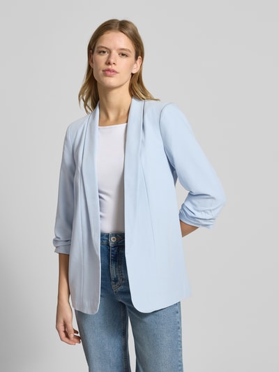 Kobiece model prezentuje Regular Fit Longblazer mit Viskose-Anteil Modell 'BOSELLA' od Pieces, efekt: jednolity kolor, kołnierz z połami, poduszki na ramionach, rękaw: 3/4, zakończenie rękawów: marszczenie, wykończenie materiału: tkana faktura; widok: całe ciało z przodu.
